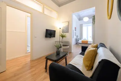 Una televisión o centro de entretenimiento en Apartamento de 1 dormitorio con balcón en el corazón de Madrid Temporal CER822