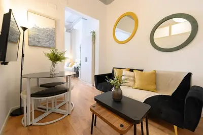 Zona de estar de Apartamento de 1 dormitorio con balcón en el corazón de Madrid Temporal CER822