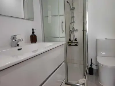 Un baño de Piso luminoso Alcalá con vistas al Retiro
