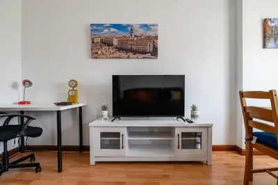 Una televisión o centro de entretenimiento en GuestReady- Bright apartment in Madrid