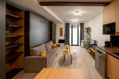 Una televisión o centro de entretenimiento en The Bastero Spot