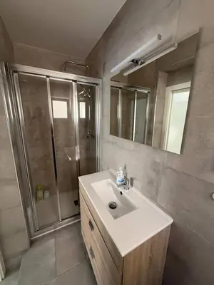Un baño de Moderno espectacular hogar en Puerta del Ángel