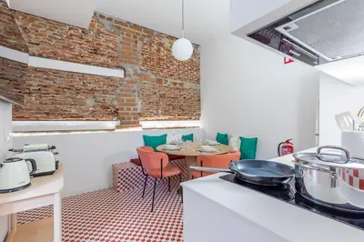 Una cocina o zona de cocina en Cozy apartment—Color and comfort in Malasaña