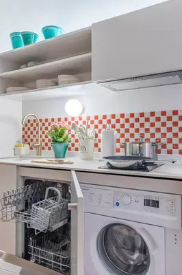Una cocina o zona de cocina en Cozy apartment—Color and comfort in Malasaña