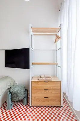 Una televisión o centro de entretenimiento en Cozy apartment—Color and comfort in Malasaña