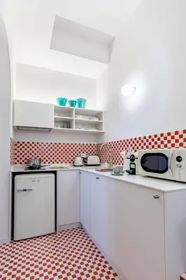 Una cocina o zona de cocina en Exterior apartment—Color and comfort in Malasaña