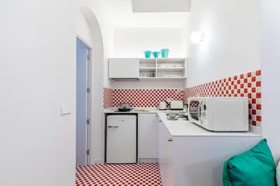 Una cocina o zona de cocina en Exterior apartment—Color and comfort in Malasaña
