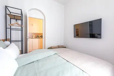Cama o camas de una habitación en Exterior apartment—Color and comfort in Malasaña
