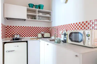 Una cocina o zona de cocina en Exterior apartment—Color and comfort in Malasaña
