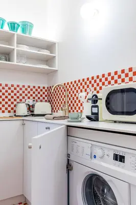 Una cocina o zona de cocina en Exterior apartment—Color and comfort in Malasaña