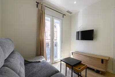 Una televisión o centro de entretenimiento en Comodo piso a 10 min de Puente Toledo, 4 pax, ac y luz natural