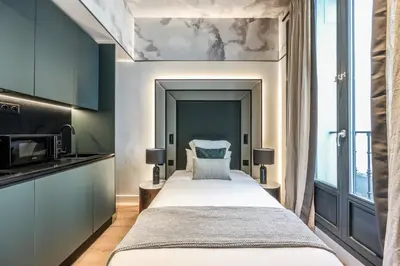 Cama o camas de una habitación en Suites Madrid Centro
