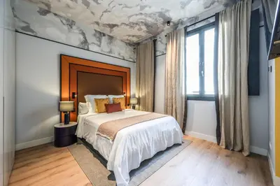 Cama o camas de una habitación en Suites Madrid Centro