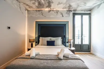 Cama o camas de una habitación en Suites Madrid Centro