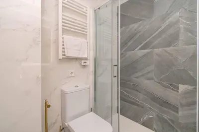 Un baño de Latido de Chueca Calle Farmacia