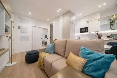 Una televisión o centro de entretenimiento en Esencia de La Latina San Pedro