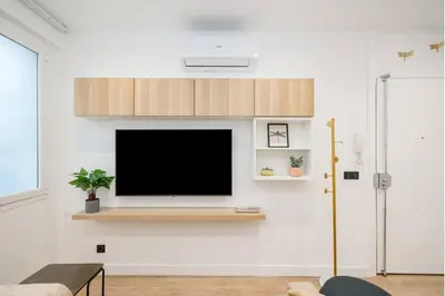 Una televisión o centro de entretenimiento en Esencia de La Latina San Pedro