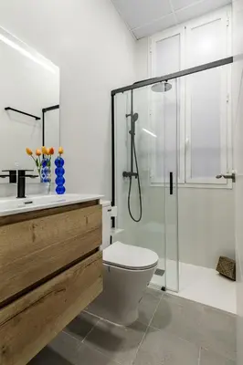 Un baño de Confort Urbano junto Anton Martín