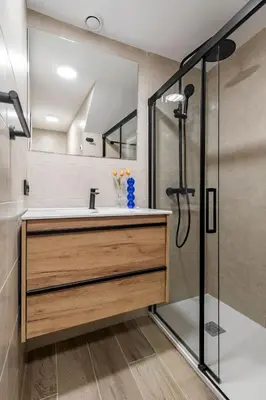 Un baño de Confort Urbano junto Anton Martín