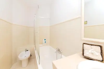 Un baño de Regio Esquinazo Calle Mayor y Cava de San Miguel