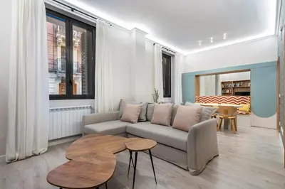 Zona de estar de Cozy San Bernardo with terrace by Cómodo Madrid