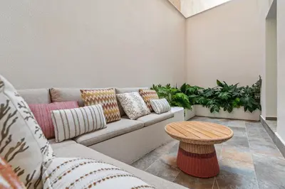 Zona de estar de Cozy San Bernardo with terrace by Cómodo Madrid