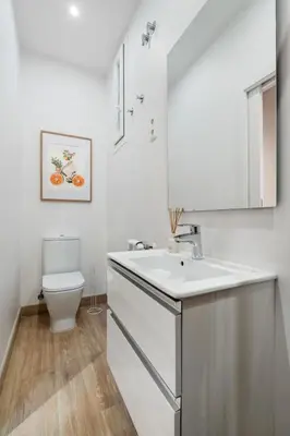 Un baño de Cozy San Bernardo with terrace by Cómodo Madrid