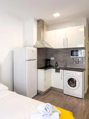 Una cocina o zona de cocina en Comodo Aparta Estudio en Ronda de Valencia A4