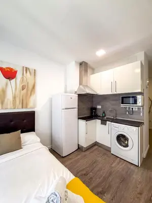 Una cocina o zona de cocina en Comodo Aparta Estudio en Ronda de Valencia A4