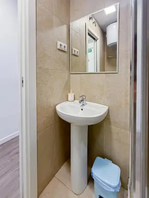Un baño de Comodo Aparta Estudio en Ronda de Valencia A4