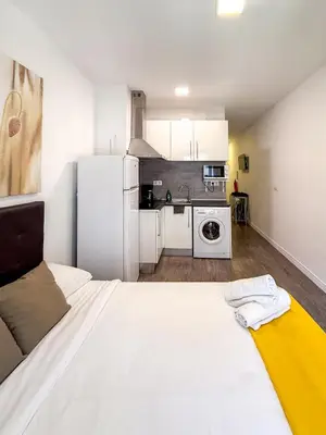 Una cocina o zona de cocina en Comodo Aparta Estudio en Ronda de Valencia A4