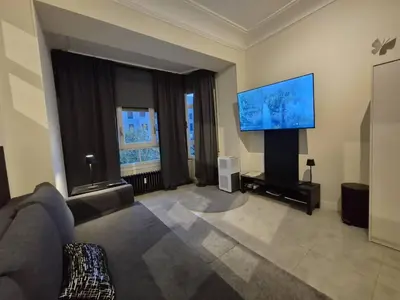 Una televisión o centro de entretenimiento en Habitación Oasis F. centro de Madrid!