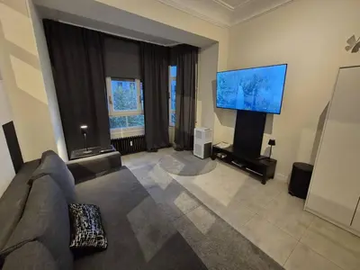 Una televisión o centro de entretenimiento en Habitación Oasis F. centro de Madrid!