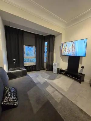 Una televisión o centro de entretenimiento en Habitación Oasis F. centro de Madrid!