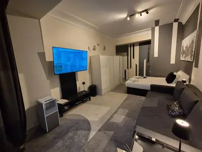 Una televisión o centro de entretenimiento en Habitación Oasis F. centro de Madrid!