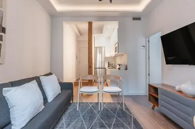 Una televisión o centro de entretenimiento en Central modern - 1Bdr 1Bath -Plaza de España