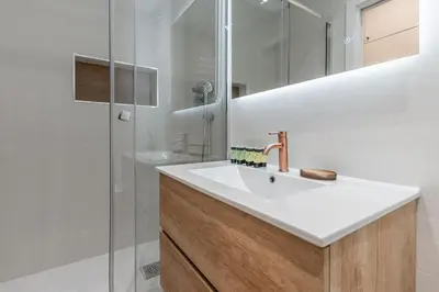 Un baño de Central modern - 1Bdr 1Bath -Plaza de España