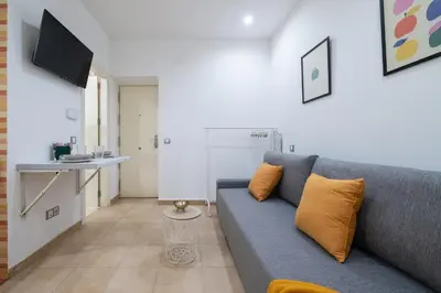 Una televisión o centro de entretenimiento en Studio with terrace in Salamanca, Madrid