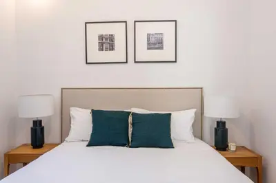 Cama o camas de una habitación en Charming 2BD Apartment with Terrace