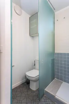 Un baño de Charming 2BD Apartment with Terrace