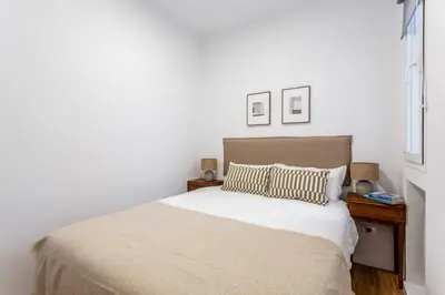 Cama o camas de una habitación en Charming 2BD Apartment with Terrace