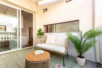 Un balcón o terraza de Charming 2BD Apartment with Terrace