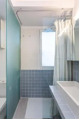 Un baño de Charming 2BD Apartment with Terrace