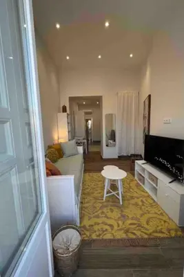 Una televisión o centro de entretenimiento en Elegante estudio en Plaza Mayor