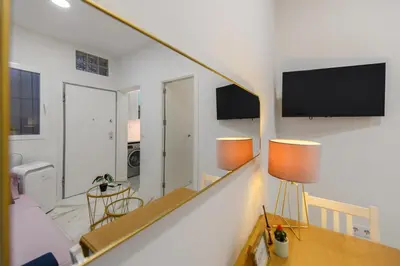 Una televisión o centro de entretenimiento en AMA4115 Cómodo apartamento de un dormitorio en el Centro de Madrid