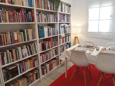 Biblioteca en el apartamento
