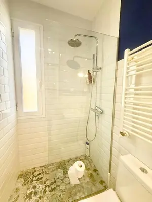 Un baño de Metro Legazpi 03 AMCH Hospedaje
