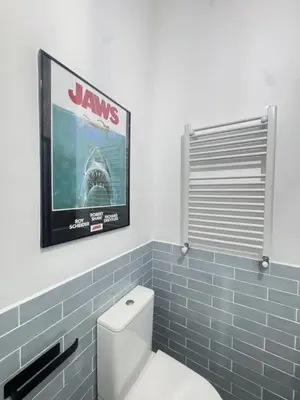 Un baño de Amazing For Six