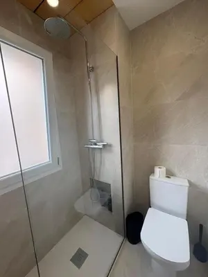 Un baño de Retiro Residence Zafiro
