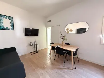 Una televisión o centro de entretenimiento en Retiro Residence Zafiro